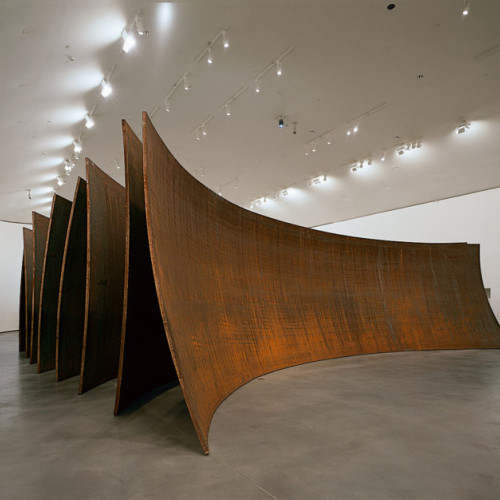 Sculptorul Richard Serra a trecut la cele veșnice la vârsta de 85 de ani. A fost o pierdere mare pentru lumea artei contemporane. Lăsând în urmă o carieră de cinci decenii, Serra a schimbat sculptura pentru totdeauna. În cele din urmă, semnătura sa, oțelul Corten, a devenit recunoscută în întreaga lume. Îi omagiem viața și opera lui Richard Serra în rubrica "ArtBox" la Radiomures.