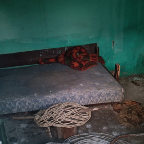 Un copil din Brașov era ținut sclav de părinți și obligat să muncească pentru 1.000 de lei pe lună. Viceprimarul reținut pentru exploatare prin muncă a fost dus în instanță pentru arestare preventivă. Caz șocant în comuna Ungra, unde băiatul de 13 ani a fost bătut constant și nu a avut acces la educație.