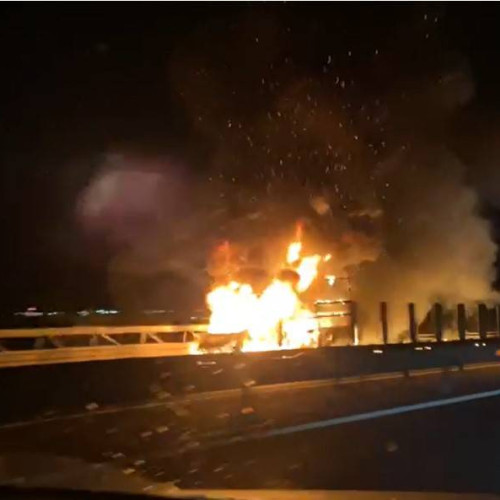 VIDEO: Incendiu pe autostrada A1 Sebeș-Sibiu. Autoutilitara cuprinsă de flăcări. Pompierii intervenind de urgență