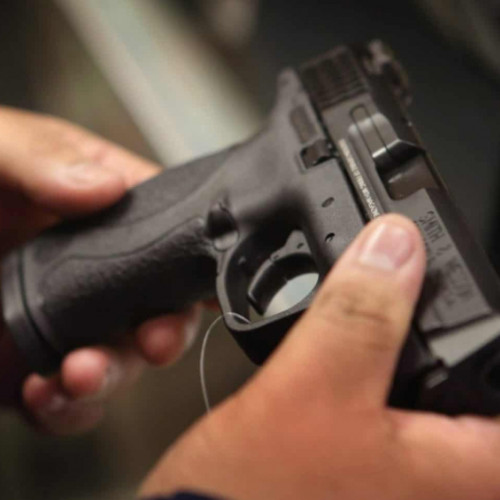 Șofer amenințat cu armă pentru un loc de parcare la mall de către un bărbat din Galați iar acesta scapă după ce aceasta a sunat la 112