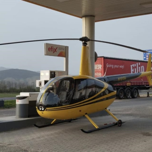 Un bărbat din Germania a aterizat într-o benzinărie din Vințu de Jos cu un elicopter de mici dimensiuni