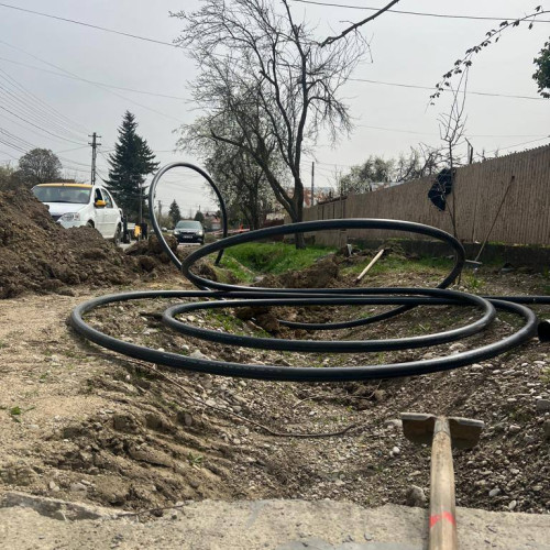 Lucrări în desfășurare pentru sistemul de canalizare din satul Săcueni, proiect finanțat de Programul Național de Investiții Anghel Saligny