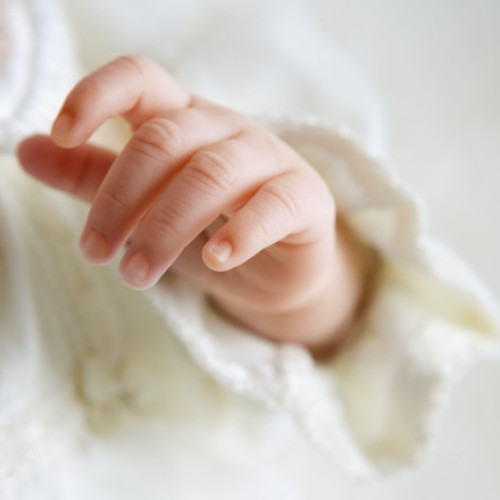 Doi tineri au dat bebelușul spre adopție din cauza stilului lor de viață