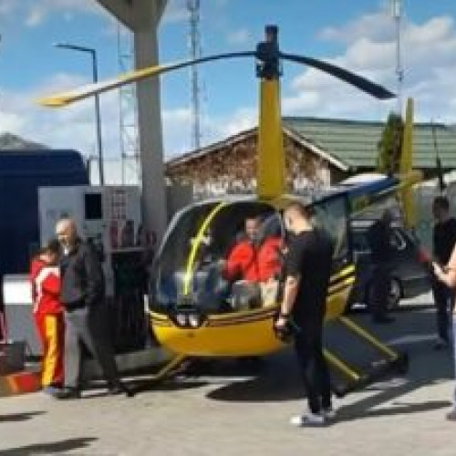 Elicopter în staţie de carburant în Curtea de Argeş. Aeronava Robinson 44 a aterizat pentru a îşi alimenta rezervorul gol. Incidentul a devenit viral. Autorităţile au deschis o anchetă în legatura cu aceasta situatie neobişnuită.