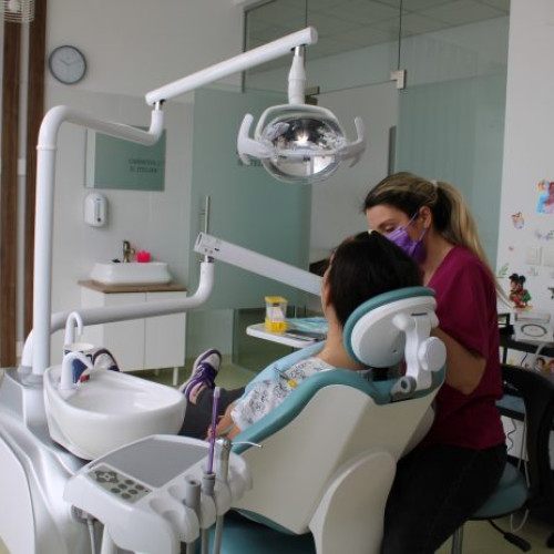 Peste 240 de persoane defavorizate din Sectorul 2 au beneficiat de tratamente stomatologice gratuite prin intermediul Policlinicii Sociale „Zâmbet pentru Toți”