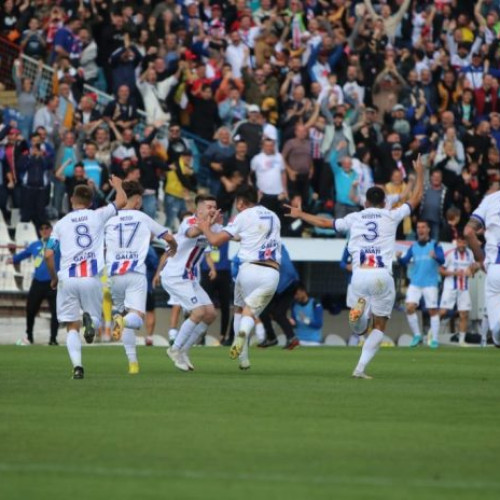 Fotbal: Oţelul Galaţi se califică în semifinalele Cupei României după o victorie cu scorul de 1-0 împotriva Universităţii Craiova, joi seara în Bănie. Portarul portughez Joao Lameira a înscris golul decisiv în prelungiri, asigurându-și echipa în ultimul sfert de finală. Oţelul este gata să lupte în semifinale!
