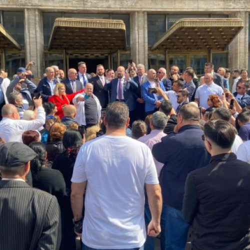 Ședința Consiliului Național al Partidului Umanist Social Liberal, Sala Palatului neîncăpătoare pentru susținătorii lui Piedone

Consiliul Național al PUSL, un fiasco pentru susținătorii lui Piedone în Sala Palatului