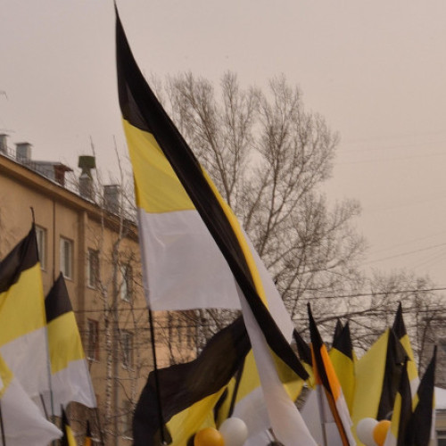 Drapelul cu trei linii a Imperiului Rus, declarat extremist în Republica Moldova.