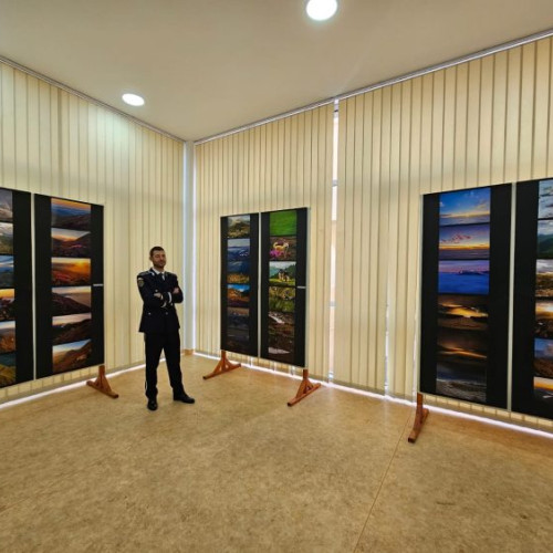 Doi polițiști din Serviciul Criminalistic expun picturi și fotografii la Centrul Universitar Nord din Baia Mare