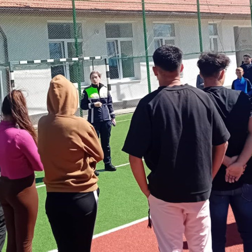 Zeci de elevi surprinși chiulind de polițiști în Alba - Măsurile luate pentru prevenirea absenteismului în școli