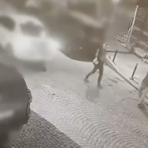 Femeie în vârstă, jefuită de 25.000 de euro de doi tineri în București - VIDEO