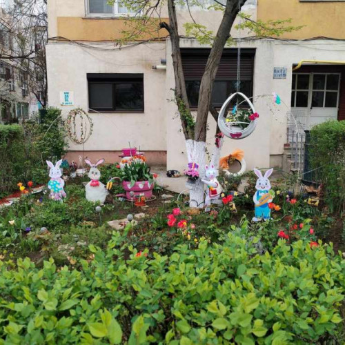 Vizită virtuală în grădina de Paști a Gabrielei Căpraru, una din cele mai frumoase grădini de la parterul blocului O2 din Micro 17 (FOTO)