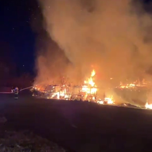 Milișăuți, incendiu devastator, patru autospeciale de stingere și ambulanță SMURD au intervenit VIDEO