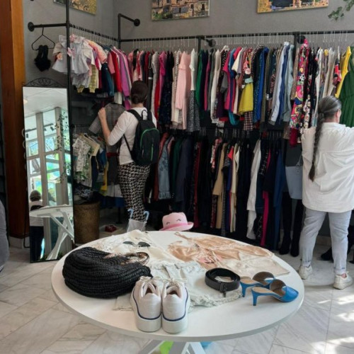 NGO has opened a new charity shop "O mână de ajutor" to support important social causes

[Statement] ONG-ul a deschis un magazin caritabil nou în "O mână de ajutor" pentru a sprijini cauzele sociale importante
