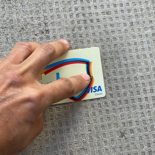 Romanian News Title: "Minorii din Alba, cercetați pentru folosirea unui card găsit pe jos, scapă de acuzații în urma propunerii procurorilor