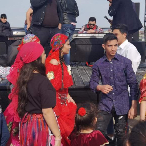 Ziua internaţională a romilor sărbătorită în fiecare 8 aprilie: recunoaşterea culturii, istoriei şi drepturilor comunităţii de romi.