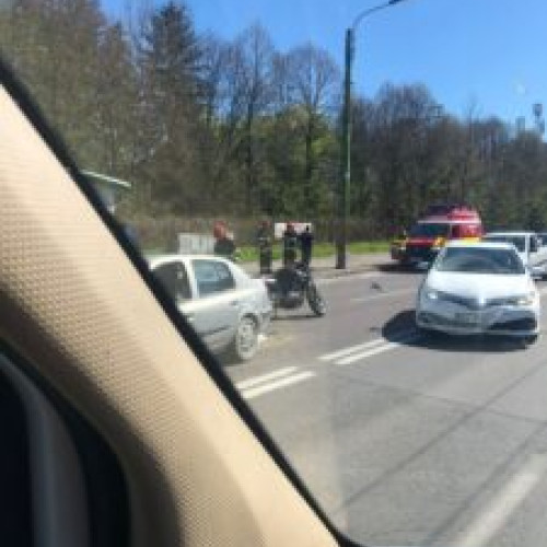 Accident rutier în Braşov: Un motociclist a fost rănit după coliziunea cu un autoturism.