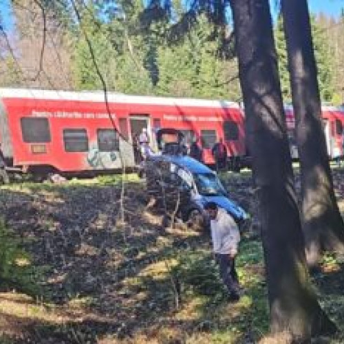 Coliziune feroviară în Timişul de Sus - Mașina unui corp diplomatic atinsă de un tren în mișcare