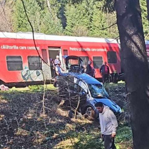 Accident pe Valea Prahovei: Un vehicul cu membri din cadrul Ambasadei Indiei a fost izbit de tren