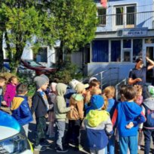 Preșcolarii descoperă meseria de polițist prin activități interactive la Poliția Brașov. 25 copii au participat la prezentarea rolului polițistului și a regulilor de siguranță în trafic.