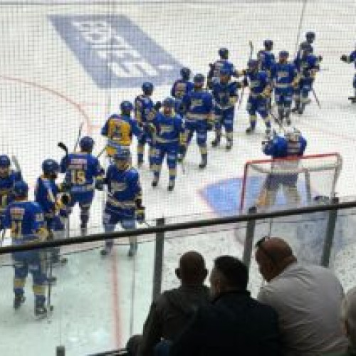 Corona Brasov Victorioasa in Erste Liga Doparela Noua Dupla Corona~Un nou meci,Un nou succes pentru Corona Brasov in Erste Liga~Duelul din aceasta seara~Corona invinge Ferencvaros Budapesta~Patinoarul Olimpic gazda unui meci plin de magie~Hocheistii Coronei isi adjudeca victoria~Cu o aparare agresiva si un atac eficient~Brașovenii acapareaza autoritar partida~Goluri marcate de Lowney, VanWormer, Sills, Williams si Valchar~Corona in fruntea clasamentului cu 3-0~La un pas de victorie~Necesitatea unui singur succes pentru a castiga titlul Erste Liga~Aceasta marti seara~Duelul 4~Fin