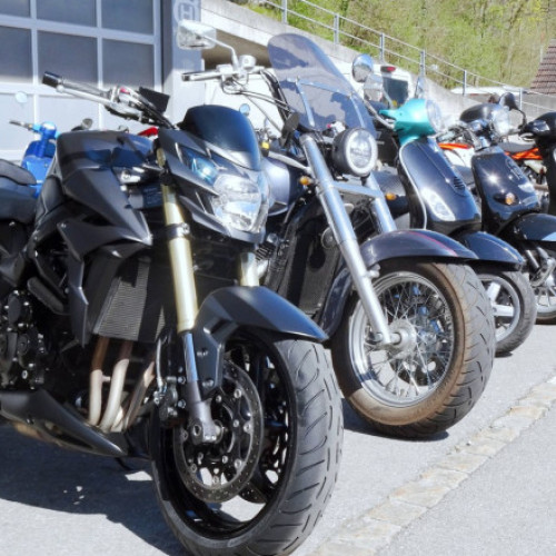 Motocicliștii nu mai au obligația de a deține triunghiuri reflectorizante, trusă de prim-ajutor şi extinctor. Legea a fost promulgată