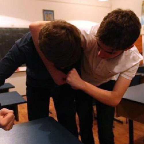 Băiat agresat la Liceul Ioan Bojor din Reghin, poliția deschide dosar penal pentru violență școlară