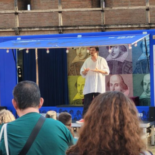 Caravana Shakespeare vizitează Târgu Mureş și alte oraşe pentru a promova Festivalul Internaţional Shakespeare