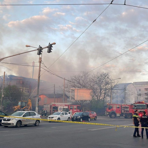 UPDATE: "Incendiu înfiorător la București! Mesajul primarului Clotilde Armand: Flăcările s-au extins la clădirea vecină. Intervenție în desfășurare!