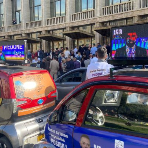 Mașinuțele de campanie ale lui Piedone, surprinse pe străzile din București de mai mulți bucureșteni