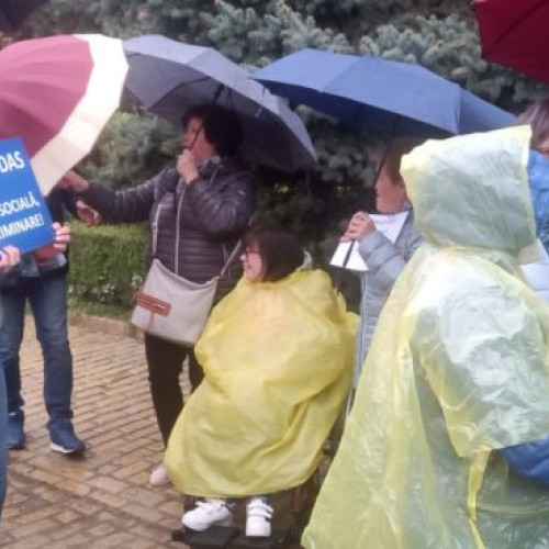 Asistenții personali din Târgu Mureș protestează față de discriminările salariale