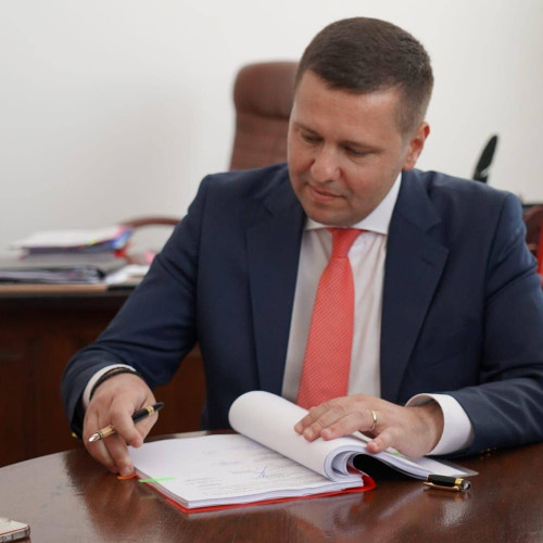 Modernizarea drumurilor județene începe: președintele CJD a semnat contractele de execuție pentru 60 de km de drumuri