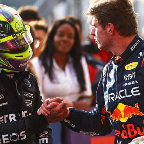 Max Verstappen castiga Marele Premiu al Japoniei, urmat de coechipierul sau Sergio Perez si rivalul Carlos Sainz. Pilotul detronat ca campion mondial triumfa din nou la Suzuka, incheind cursa cu timpul de 1 ora, 54 minute si 23 secunde. Verstappen mai aduna astfel inca 25 de puncte, consolidandu-si pozitia de lider in clasamentul pilotilor. Echipele Red Bull, Ferrari si McLaren-Mercedes continua sa se lupte pentru pozitii in clasamentul constructorilor.