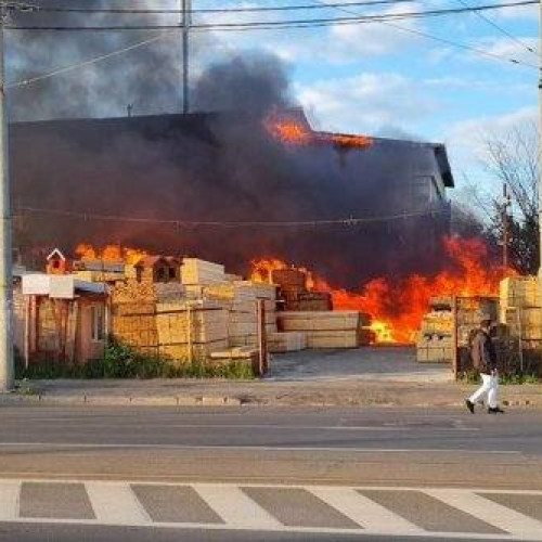 Puternic incendiu în Sectorul 1: flăcări violente și degajări mari de fum la un depozit de pe strada Jimbolia