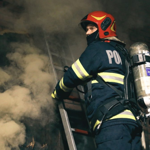 Incendiu la o casă din Solovastru: proprietarul a suferit arsuri, pompierii acționează pentru stingere