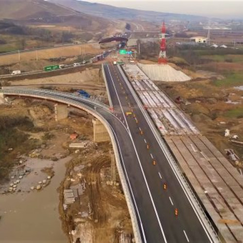 Montarea primelor grinzi la pasajul de la Bascov, la nodul rutier A1 Sibiu - Piteşti