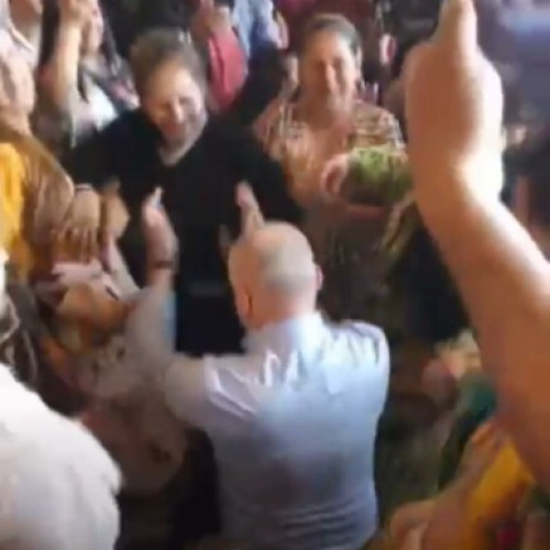 Candidatul PSD dansează cu tinerele rrome în Postul Mare, înainte de alegeri