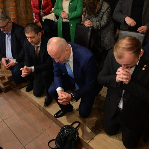 Biserica si politica, o combinatie nociva? De ce bat clopotele, Iustine? Cine manipuleaza pe cine?