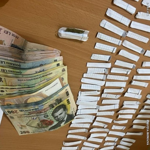 Rețea de traficanți de droguri destructurată în Satu Mare: 17 percheziții și confiscări de substanțe interzise și sume uriașe de bani. Mai multe persoane reținute pentru trafic de droguri de risc și mare risc