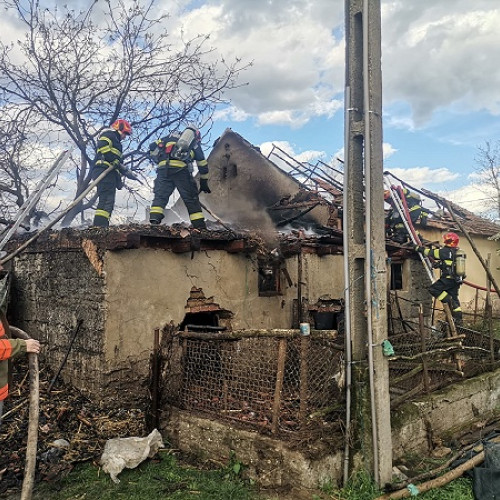 Locuință distrusă de un incendiu în Marna Nouă: Pompierii au salvat casa de locuit