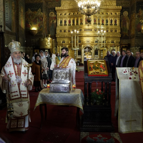 Ajutor pentru suferinzi, adus de sfanta cruce in Arhiepiscopia Dunarii de Jos: preoti din spitale si aziluri ofera daruri valoroase bolnavilor