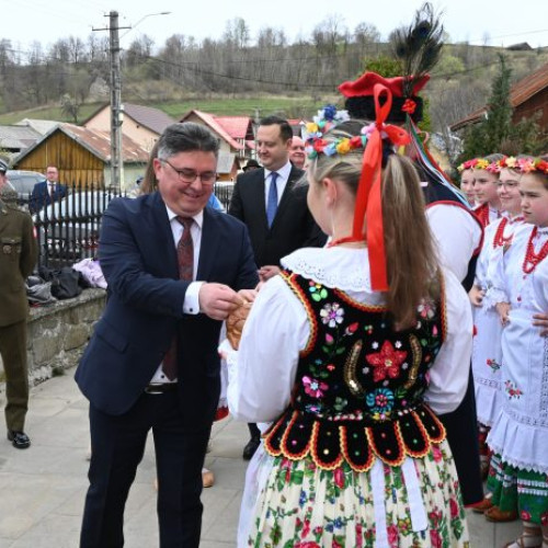 Polonezii din Bucovina, adunați la Solonețu Nou pentru a împărți oul sfințit. Ceremonia Urmează Tradiția Străveche a Emigranților Polonezi din Bucovina.