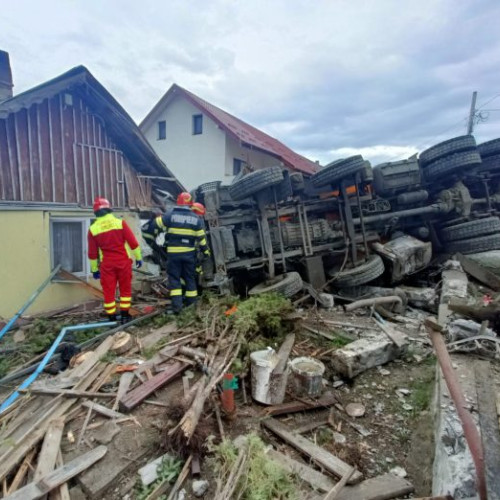 Accident de autobasculantă în oraş: Locuinţă şi proprietăţi private afectate în urma scăpării de sub control. Conducătorul autovehiculului a refuzat transportul la spital. Pompierii au intervenit de urgenţă.