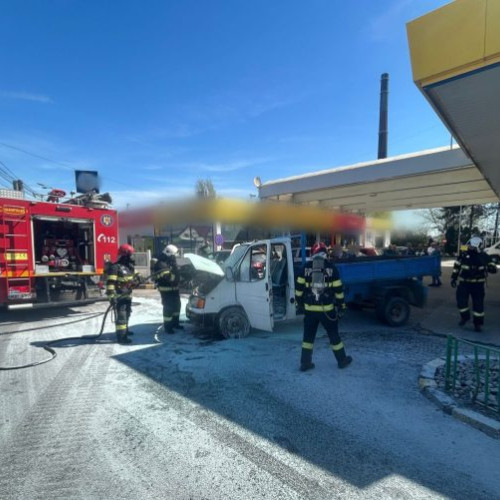 Incendiu în Suceava - Camionetă cuprinsă de flăcări lângă benzinărie! Rapidă intervenție a pompierilor pentru a evita propagarea incendiului.