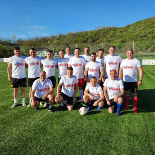 Fotbal și fair play între primarii dâmbovițeni la Aninoasa, susținându-și colegul Vlăduț Niculae la Campionatul European din Germania