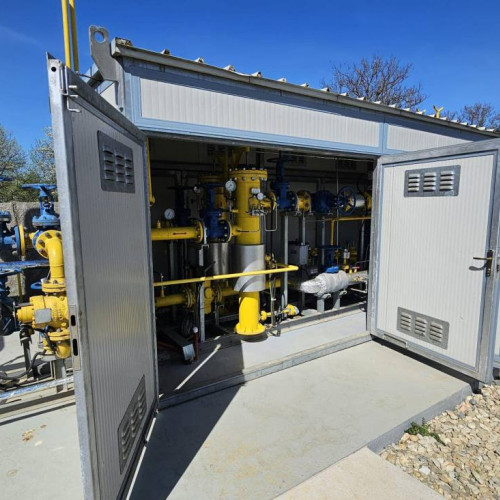 Finalizarea proiectului de rețea de gaze naturale în Mănești, investiție de 7,5 milioane de lei executată din bugetul propriu al comunei. Prezent la inaugurare, Corneliu Ștefan aduce felicitări primarului Constantin Alexandru pentru eforturile depuse în implementarea proiectelor de dezvoltare locală.