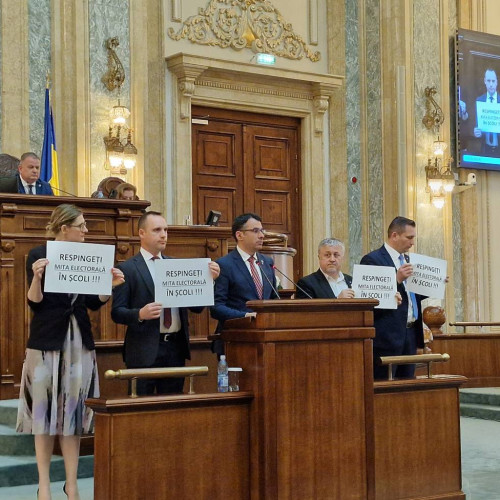 Agitația USR în Parlament: pancarte, ofense și rușine, Titus Corlățean condamnă blocajul legii de premii pentru excelența în educație