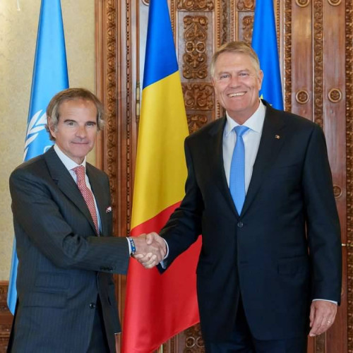 Președintele României, Klaus Iohannis, s-a întâlnit cu Directorul General al Agenției Internaționale pentru Energie Atomică (AIEA), Rafael Grossi, la Palatul Cotroceni în timpul vizitei oficiale în România. Klaus Iohannis a subliniat importanța Agenției în promovarea utilizării pașnice a energiei nucleare și a reiterat sprijinul țării noastre pentru siguranța și securitatea facilităților nucleare. Investițiile în inovare tehnologică pentru dezvoltarea energiei nucleare sunt, de asemenea, un subiect important discutat în cadrul întrevederii. Președintele a prezentat și programul de energie nucleară al Rom