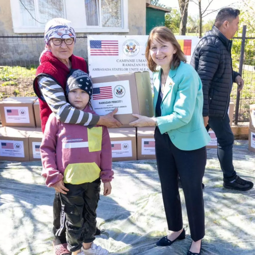 Alimente donate de Ambasadoarea SUA către satul Tătaru pentru comunitățile creștină și musulmană