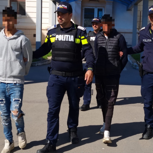 Șofer tâlhărit după ce a dat ocazie unui bărbat - Șofer și minor reținuți pentru tâlhărie